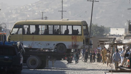 Afghanistan: attentat suicide contre un minibus à Kaboul - ảnh 1